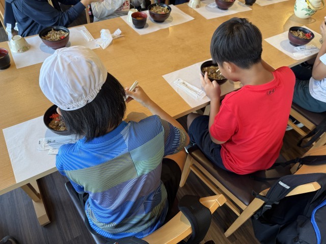 お昼は牛丼でした。ボリューム満点でしたが、おかわりする人もたくさんいました。
