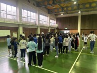 朝のつどいは体育館で