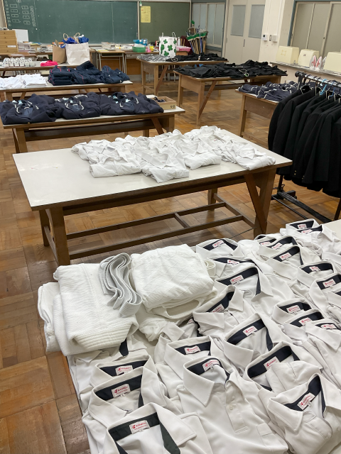 制服リサイクル、被服室で行っています。