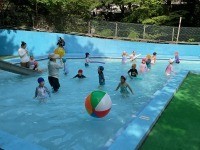 広いプールであそんだよ