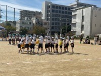 運んで、跨いで。5歳児「ジャンボバトン競争」