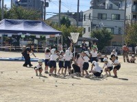 的をめがけて‼4歳児競技「たまいれ」